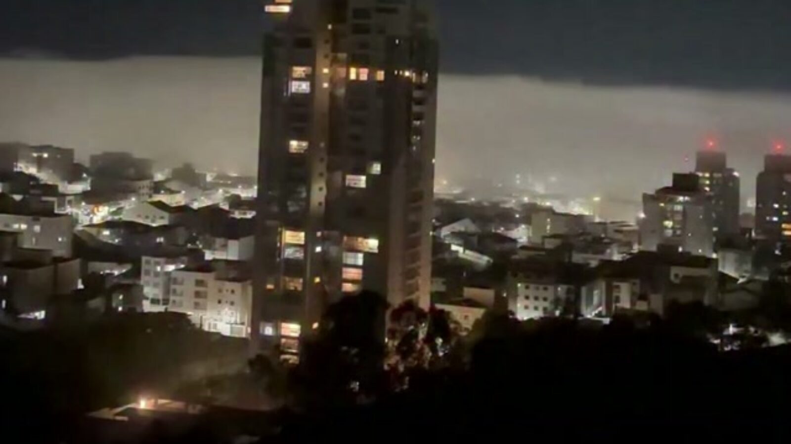 Após dois dias de temporal, uma densa camada de nuvens se formou na madrugada deste sábado sobre a cidade de Pouso Alegre.