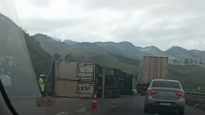 Acidente interdita pista da BR-040 no sentido Belo Horizonte, em Santos Dumont