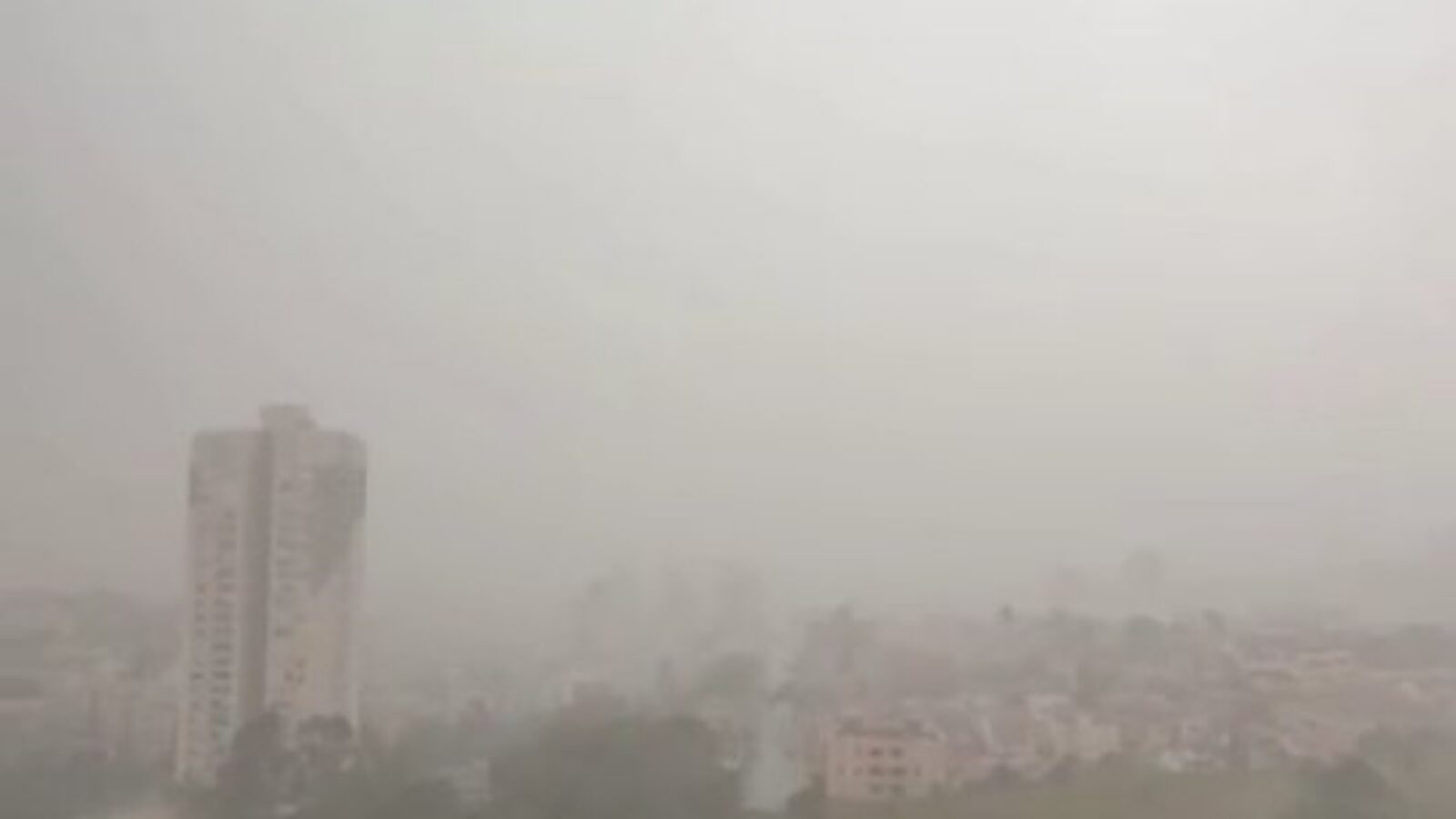 Registro do temporal se aproximando da cidade de Pouso Alegre, no Sul de Minas, na tarde desta quinta (10).