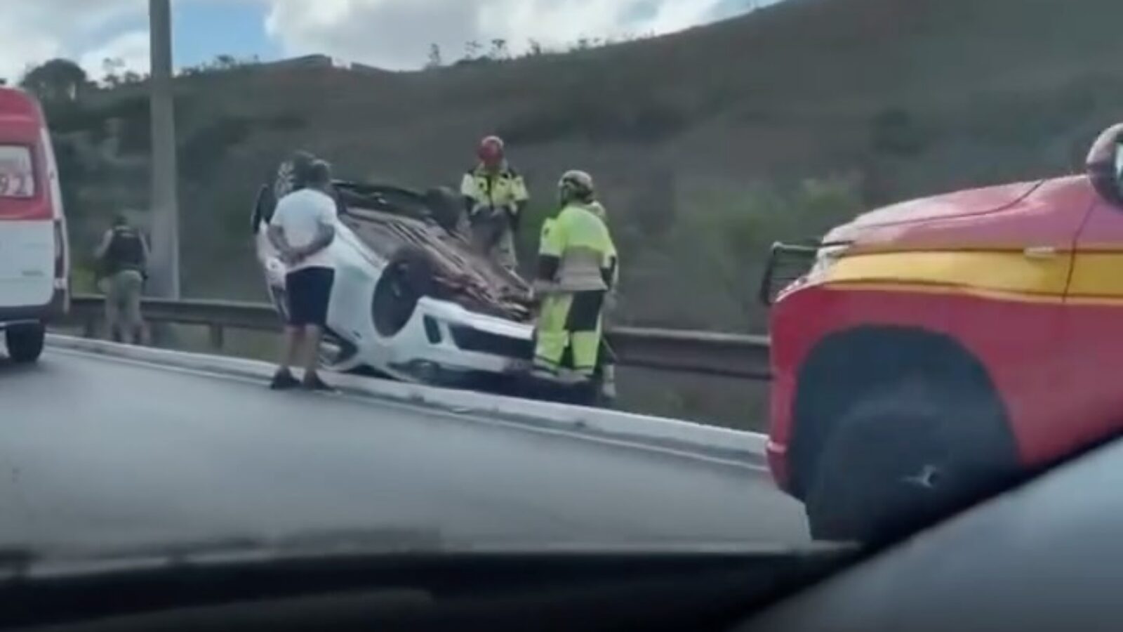 Veículo capota na MG-030 no sentido BH, próximo ao Colégio Santo Agostinho, em Nova Lima