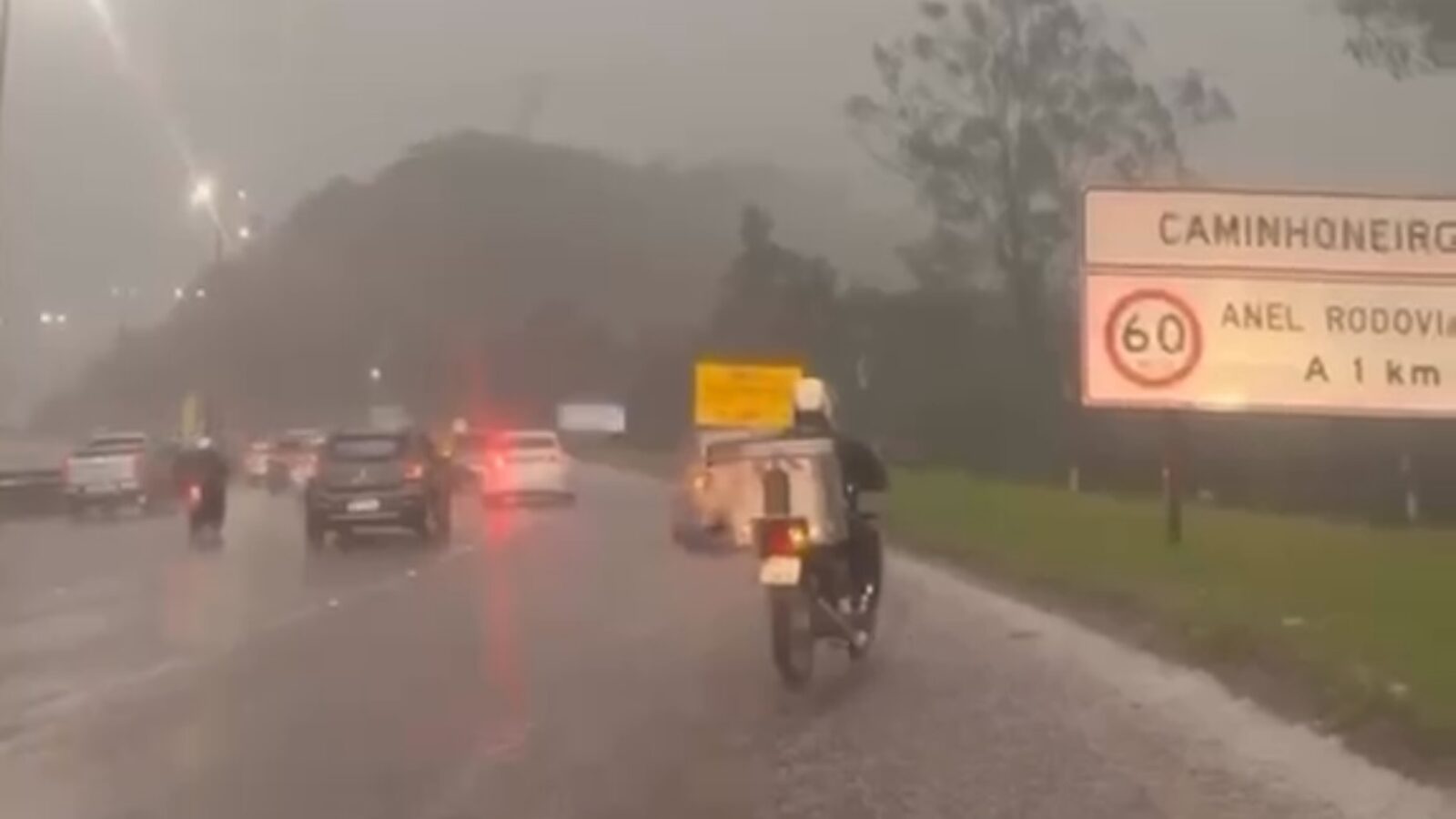 Chuva de granizo surpreende motoristas na BR-040, na região do Jardim Canadá