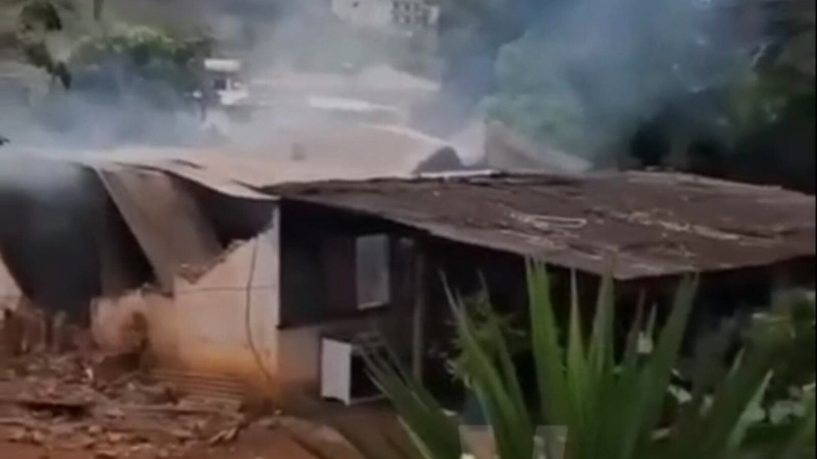 Homem incendeia casa com família dentro e PM apreende mais de mil pinos de cocaína