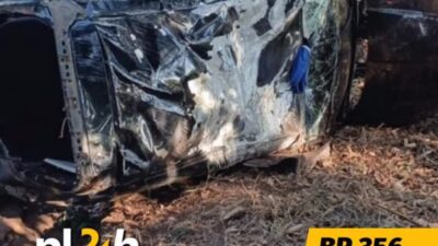 Um carro capotou na manhã deste sábado (25/04) no trecho da Serra da Santa, em Itabirito