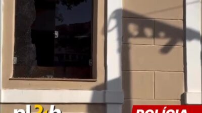 Homem usa tampa de bueiro para danificar janelas da Câmara