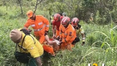 Uma idosa de 73 anos foi resgatada na última sexta-feira (17) após cair em um barranco enquanto fazia uma caminhada no