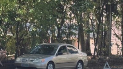 Veículo com pane interdita faixa na praça do Belvedere, em frente ao BH Shopping