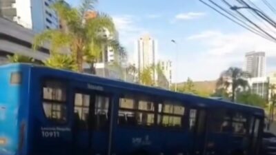 Ônibus com defeito complica trânsito no Belvedere, na manhã desta terça, 1 de setembro.