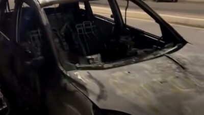 Carro é consumido por fogo próximo à rodoviária na noite desta quarta