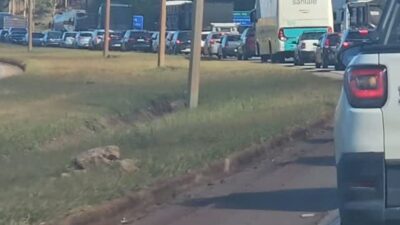 Obras e veículo parado na BR 040 no Jardim Canadá deixa lentidão na rodovia na tarde desta quinta-feira (3)