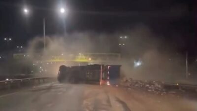 Carreta tomba e interdita a BR-040 na altura do Bairro Veneza, em Ribeirão das Neves