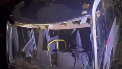 Homem fica ferido após ser atingido por ônibus que caiu em ribanceira de mais de 100m em Itabirito