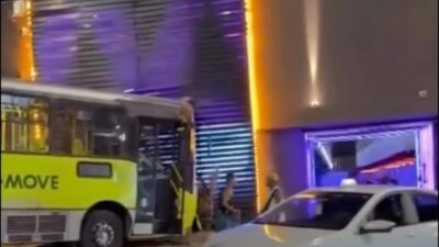 Ônibus perde o controle e para em frente a motel na região do Shopping Del Rey, em BH