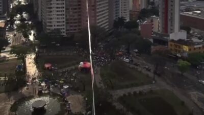 Slackliner mostra seu ponto de vistaao fazer travessia sobre a praça Raul Soares, em BH