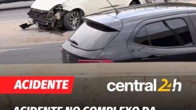 Um acidente entre um Fiat Punto e mais três veículos deixou a frente de um dos carros completamente destruída, n