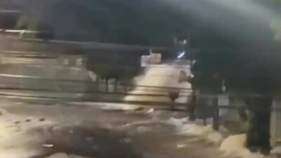 Tubulação da Copasa estoura no Barreiro e avenida Olinto Meireles fica alagada