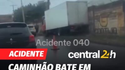Caminhão bate em dois postes, em Contagem nesta segunda-feira