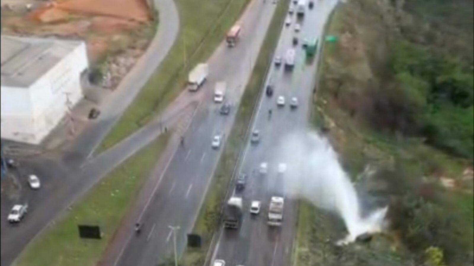 Lava-jato de graça com água da Copasa?