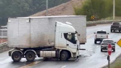 Veículo de carga faz “L” e ocupa a rodovia