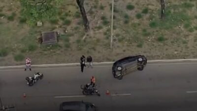 Carro capota na Via Expressa e provoca congestionamento quilométrico em Contagem