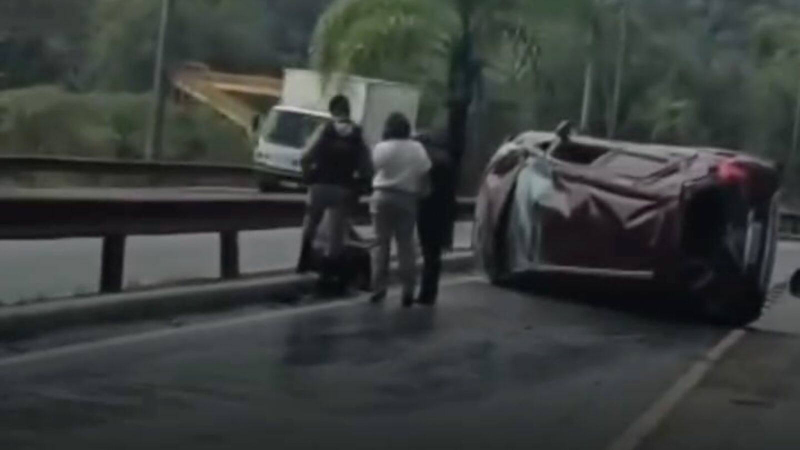 Carro capota na MG-030, na descida do Santo Agostinho, em Nova Lima