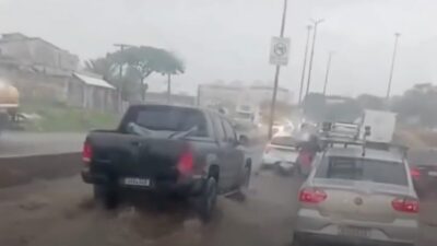 Alagamento bloqueia parcialmente faixa do Anel Rodoviário na altura da Praça São Vicente, em BH