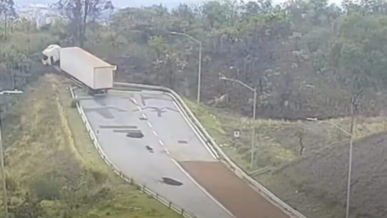 Caminhão perde os freios e acessa área de escape do Anel Rodoviário, em BH