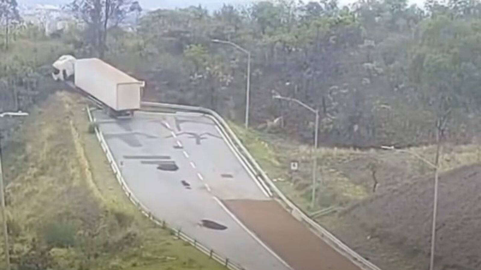 Caminhão perde os freios e acessa área de escape do Anel Rodoviário, em BH
