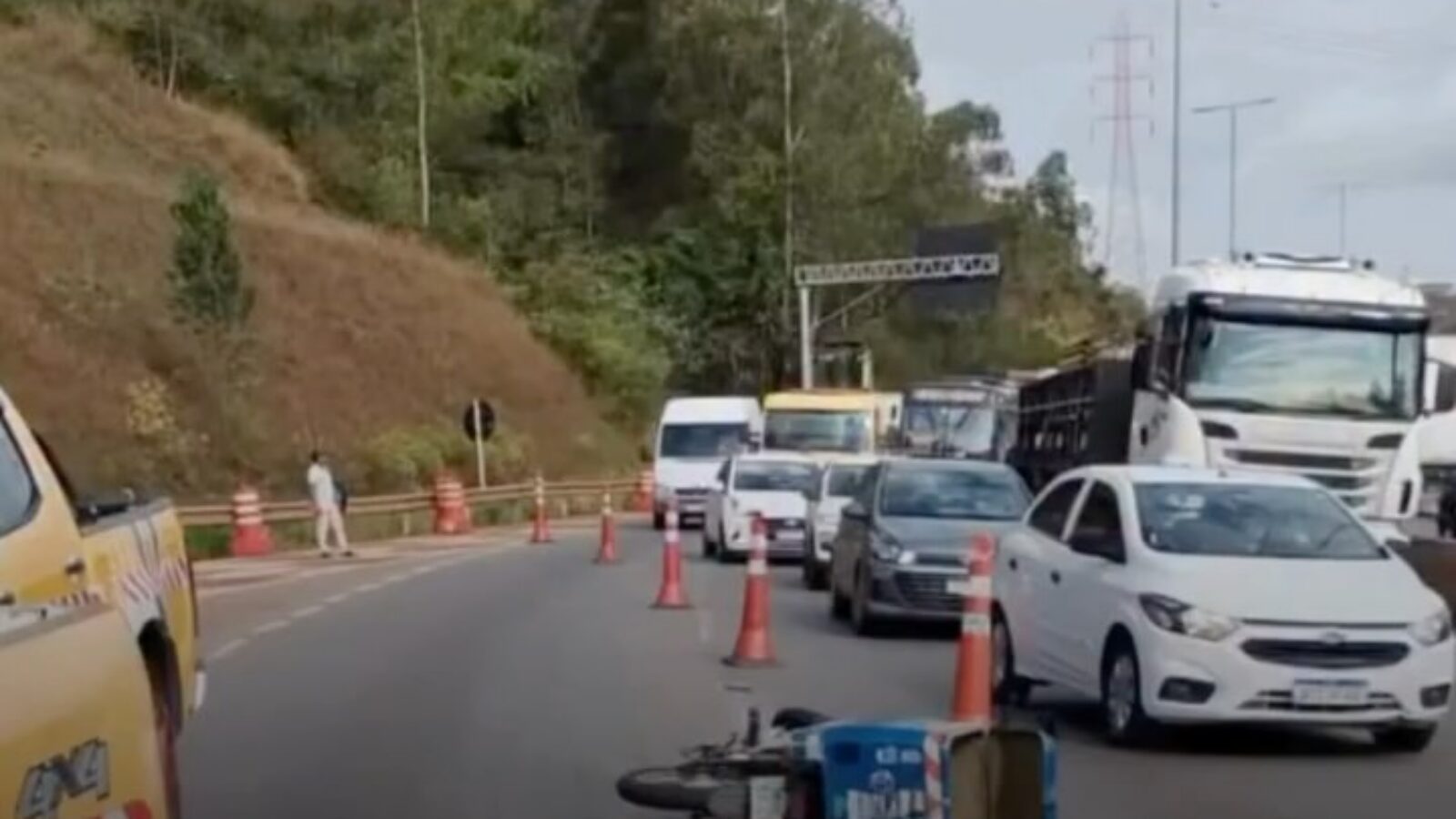 Motociclista perde a vida no Anel Rodoviário após acidente com carreta, em BH