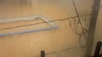 Chuva volumosa no início da noite desta quarta (09) provoca transbordamento do Córrego Lava Pés no centro urbano da cidade de Senhora dos Remédios