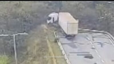 Um caminhão tombou no início da tarde desta quarta-feira (9), após uma tentativa frustrada de utilizar a área de escape