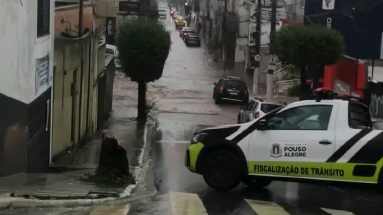 Forte chuva atinge Pouso Alegre na tarde desta quarta-feira (9)