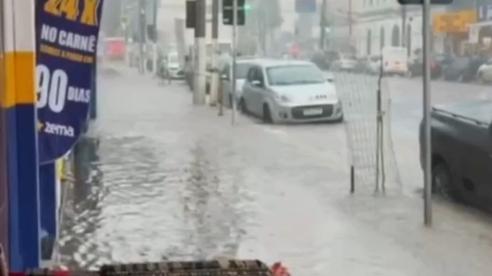 Um forte temporal atingiu Pouso Alegre na tarde desta quarta-feira