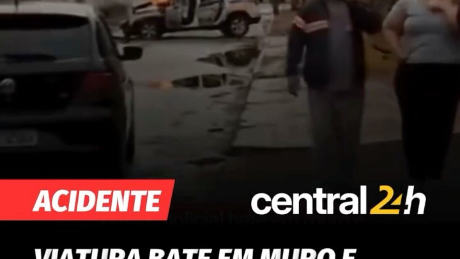 Viatura bate em muro e pega fogo em distrito de Brumadinho; dois policiais ficam feridos
