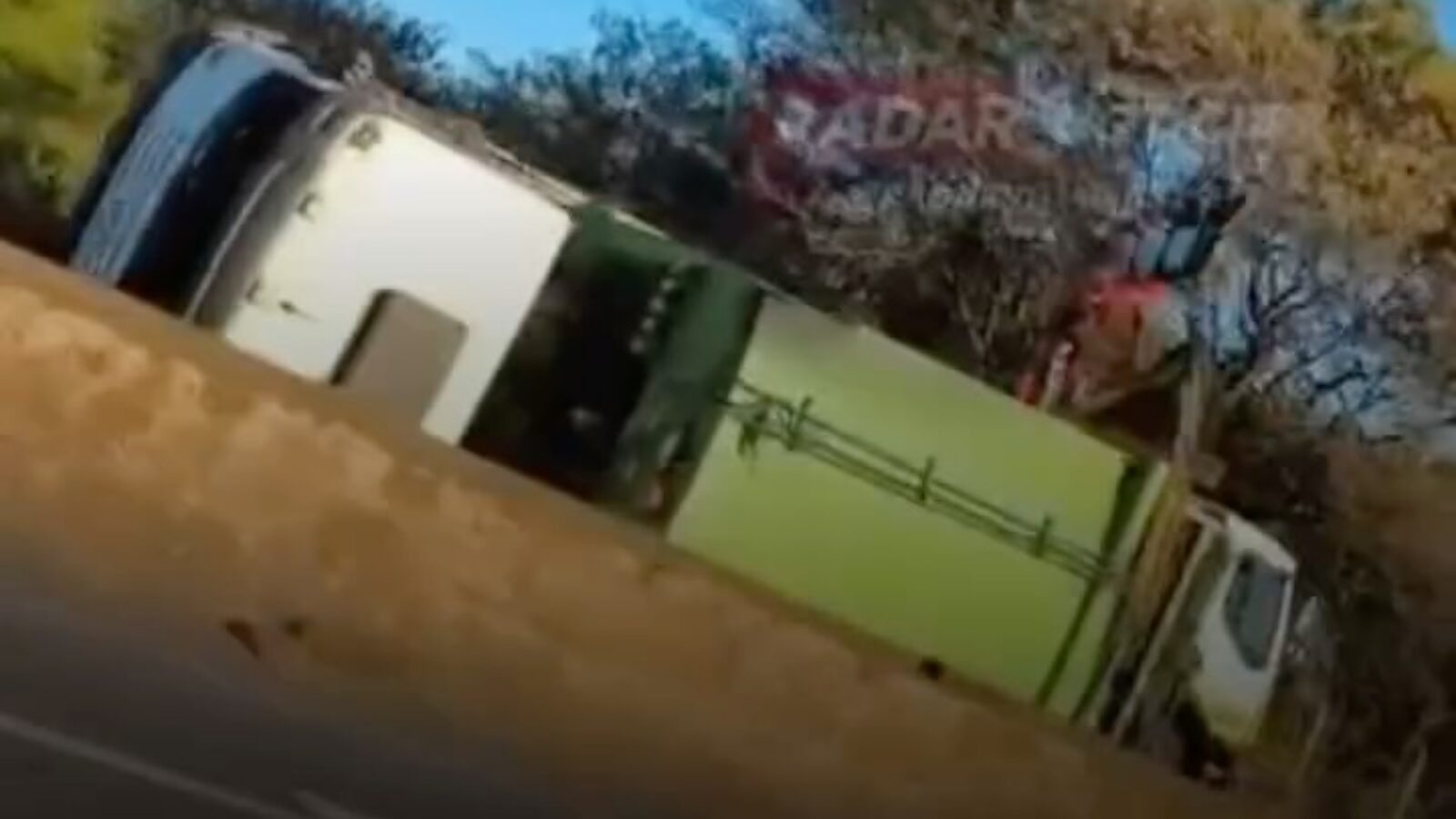 Acidente com caminhão de lixo trava Anel Rodoviário sentido Rio na manhã deste sábado (12)