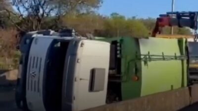 Acidente com caminhão de lixo trava Anel Rodoviário sentido RJ na manhã deste sábado (12)