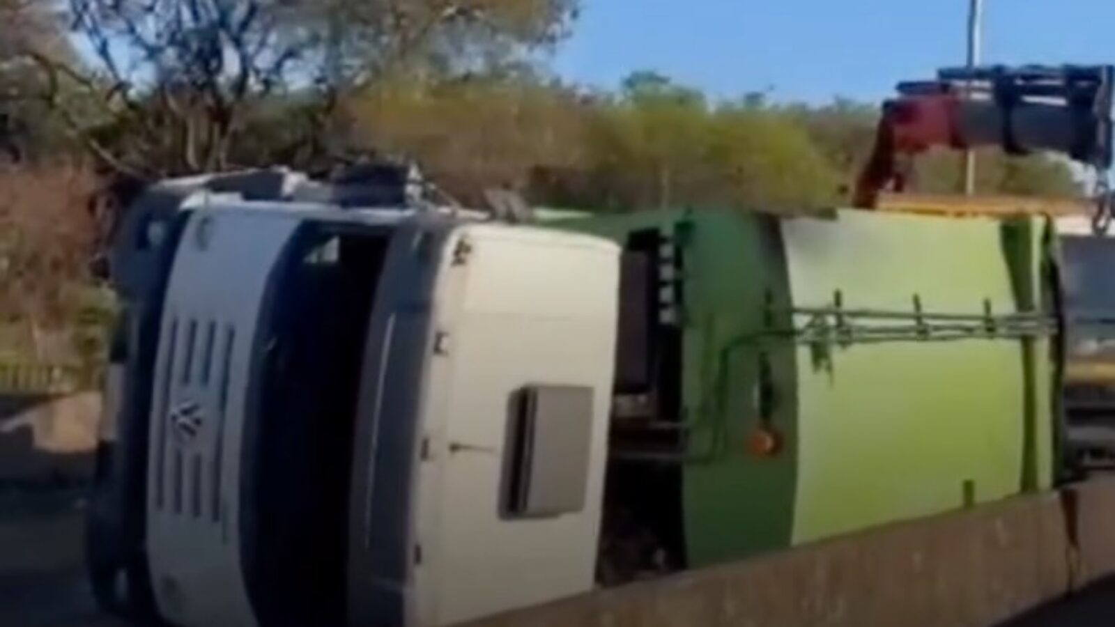 Acidente com caminhão de lixo trava Anel Rodoviário sentido RJ na manhã deste sábado (12)