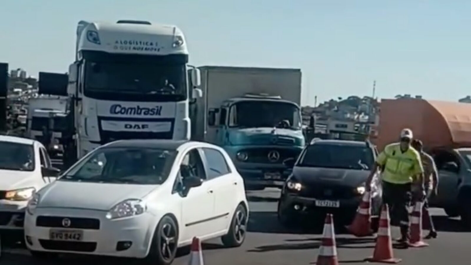 Trânsito é liberado após retirada de caminhão de lixo que tombou no Anel na madrugada deste sábado (12)